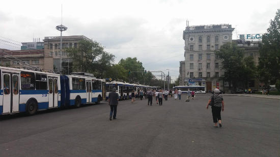 (Фото) В центре из-за обрыва проводов встали троллейбусы 19983922_1556122547793988_10168469.jpg