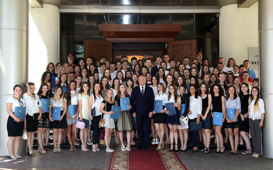 Президент РМ наградил 100 лучших выпускников Молдовы 20245387_2005041886188473_3770686167817857247_n.jpg