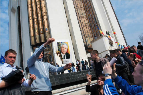 Как Запад отстранил коммунистов от власти 28-Cyrdya_parlament_7iki6k66.jpg