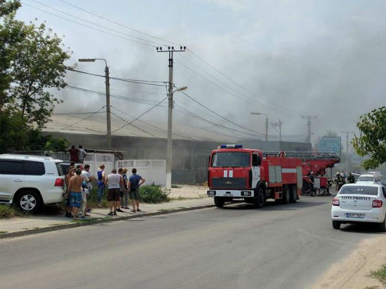 (фото) В Кишиневе горит цех по производству окон и дверей d4ac31ac4db1a42a71cb45fe6bf0d52e.jpg