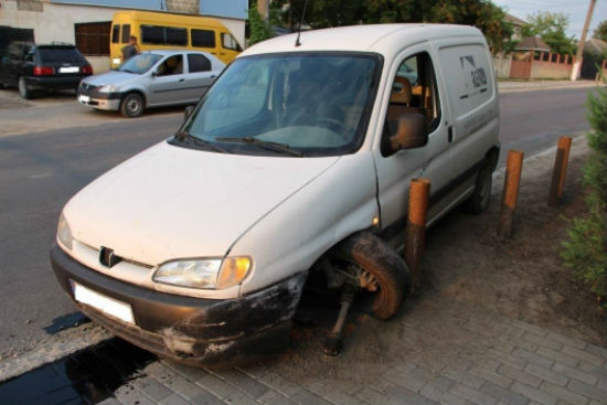 В Фэлештах непутевый угонщик разбил украденную иномарку 21247954_1063181930479378_1787147627_o.jpg