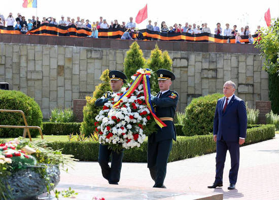 Президент РМ возложил цветы к воинскому мемориалу «Шерпенский плацдарм» dodon_red.jpg