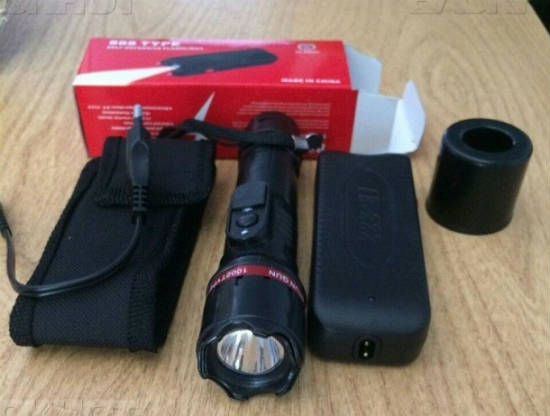 В Молдове у водителя автобуса изъяли контрабандную партию электрошокеров red.jpg