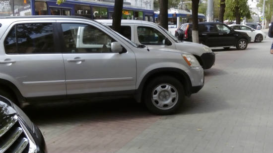 Наглых водителей, паркующих автомобили на велодорожках, начали штрафовать shtrafik_red.jpg