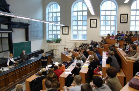 За 10 лет число студентов в Молдове снизилось почти на 50% studenty_red.jpg