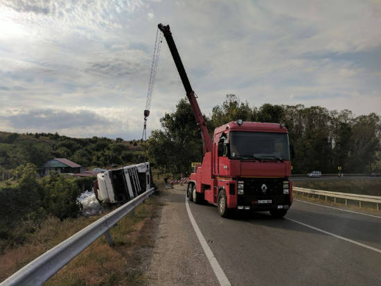 Фура груженая банками вылетела в кювет из-за пьяного водителя furared.jpg
