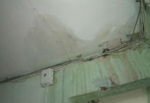 Жители многоэтажки на Чеканах 10 лет просят о ремонте крыши