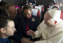 Папа Римский обвенчал пару в самолете