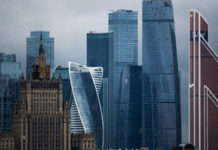 Горит одна из башен Москва-Сити