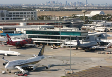 В Австралии мужчина опоздал на рейс и попытался выломать дверь самолета