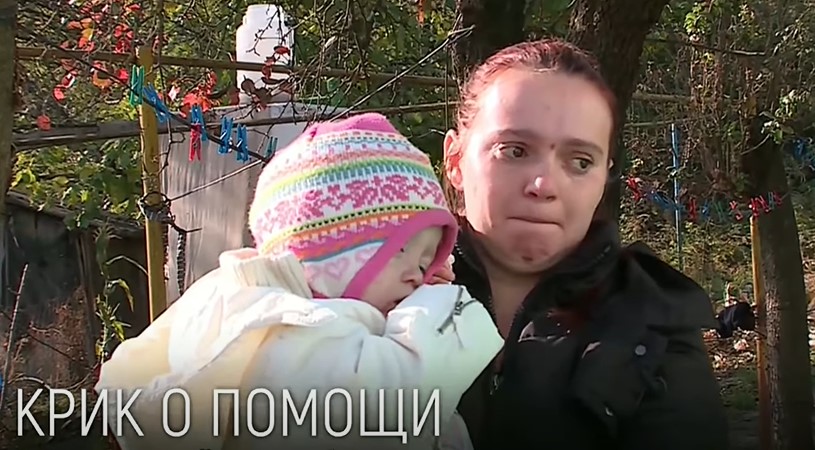 Молодая мама переодевает близнецов — Video | VK