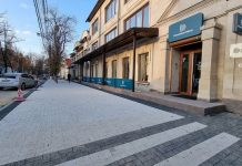 На столичных улицах А. Щусева и А. Бернардацци идет ремонт тротуаров