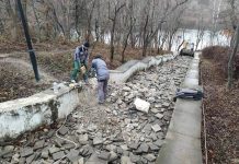 Cтоличный парк «Долина Роз» продолжает преображаться: ремонтируется лестница к первому озеру