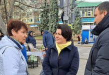 После отставки правительства Гаврилицу отправили на улицы общаться с гражданами