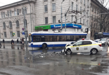 В центре Кишинева полицейская машина столкнулась с троллейбусом