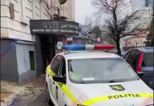 (видео) Полицейские припарковались на тротуаре в центре Кишинева
