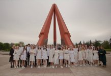 Активисты «Молодой Гвардии» по традиции исполнили «Вальс Победы»