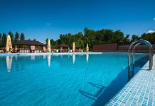 Зоны отдыха с бассейнами и аквапарками готовятся к приему посетителей