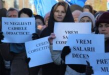Учителя по всей Молдове вышли на протест: Требуют повышения зарплат