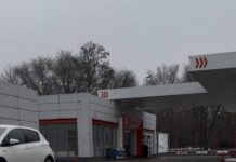 (видео) В Кишинёве машина «вылетела» с парапета на заправке: Водитель обвиняет администрацию и полицию