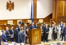 Протест в парламенте: Оппозиция заблокировала трибуну и обвинила PAS в цензуре