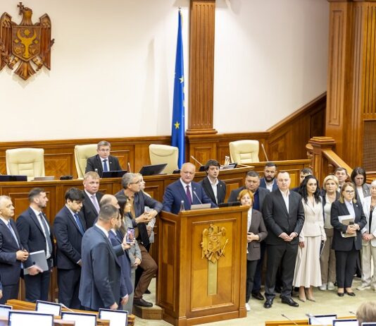 Протест в парламенте: Оппозиция заблокировала трибуну и обвинила PAS в цензуре