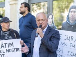 Додон на протесте у НАРЭ призвал к досрочным выборам из-за роста тарифов на газ