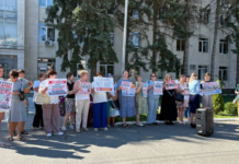 Жительницы Штефан-Водэ вышли на протест против ликвидации отделения: Без роддома нет будущего!