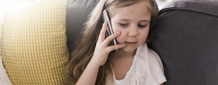 girl-with-smartphone-sofa-3-1280x504