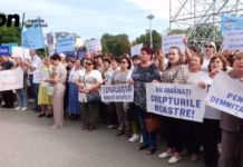 Учителя вышли на протест у здания правительства: Мы не требуем объяснений, мы требуем повышения зарплат